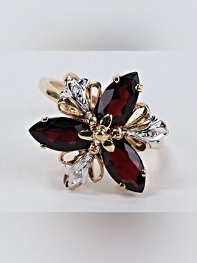 Vintage 14K Two Tone Ladies Diamond & Garnet Flower Cocktail Ring